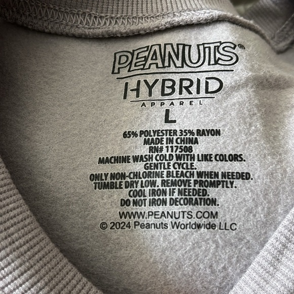 🆕 Juniors Peanuts Snoopy Woodstock Graphic Sweatshirt Gray L - Picture 5 of 5